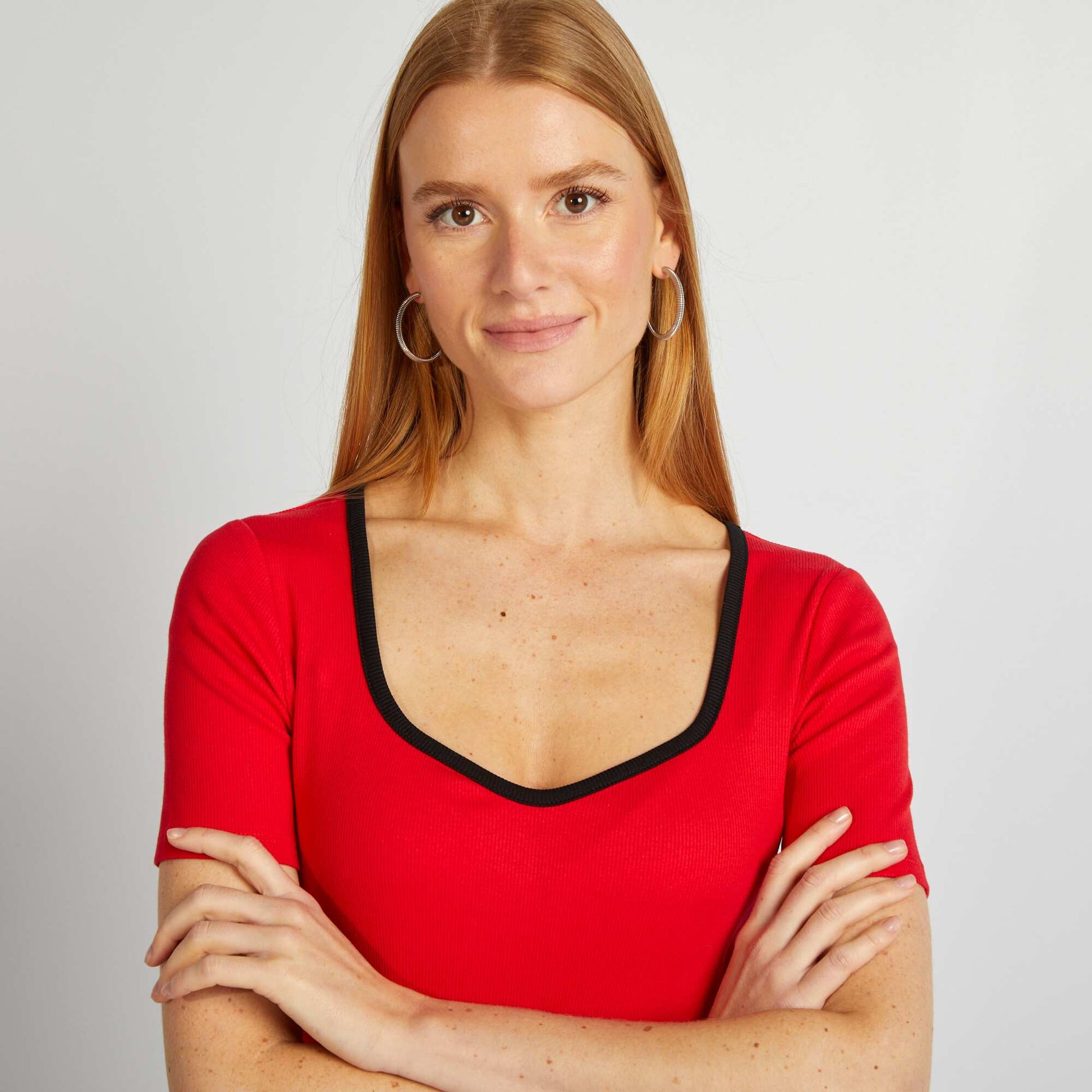 Tee-shirt rib encolure dégagée ROUGE