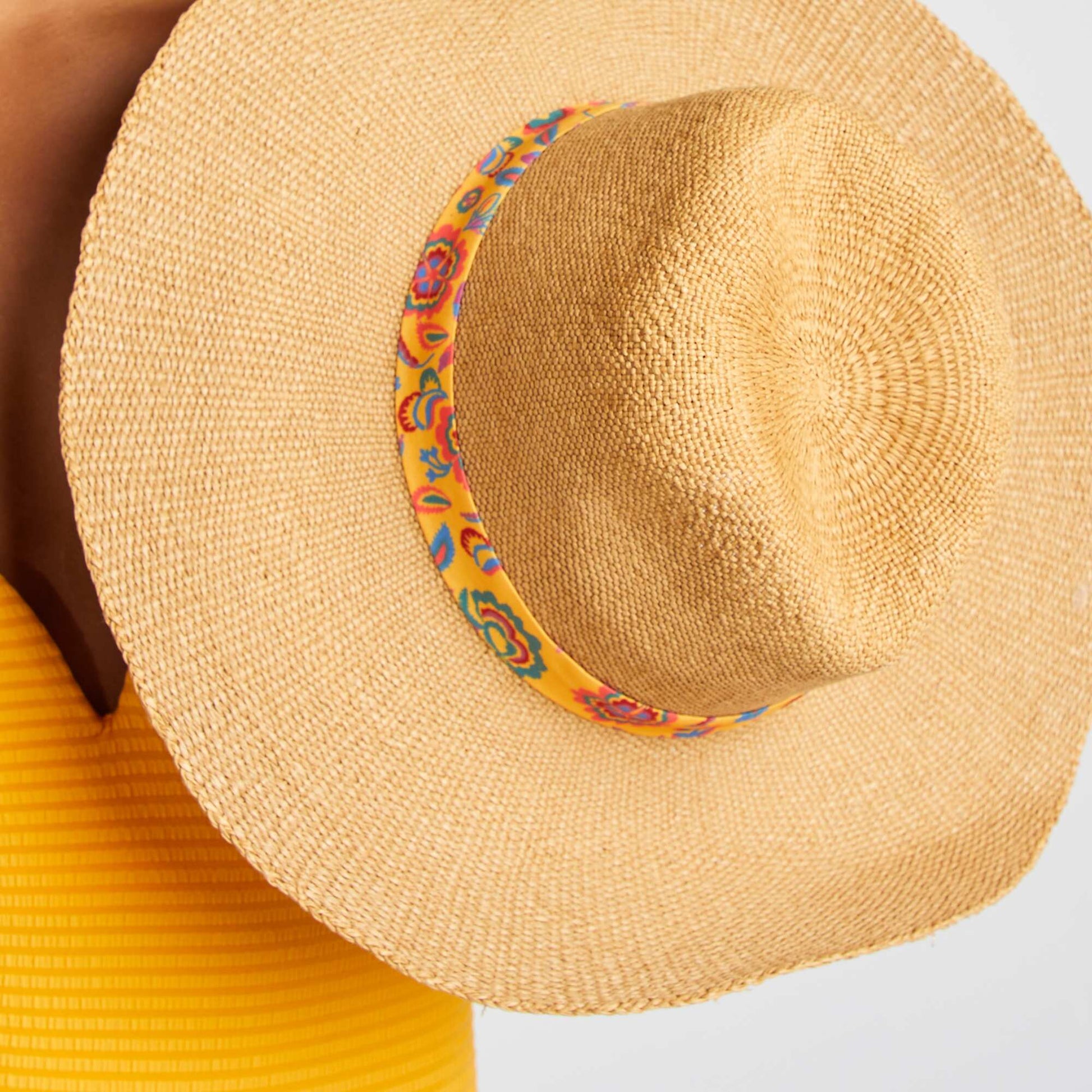 Chapeau de paille avec ruban à motif JAUNE