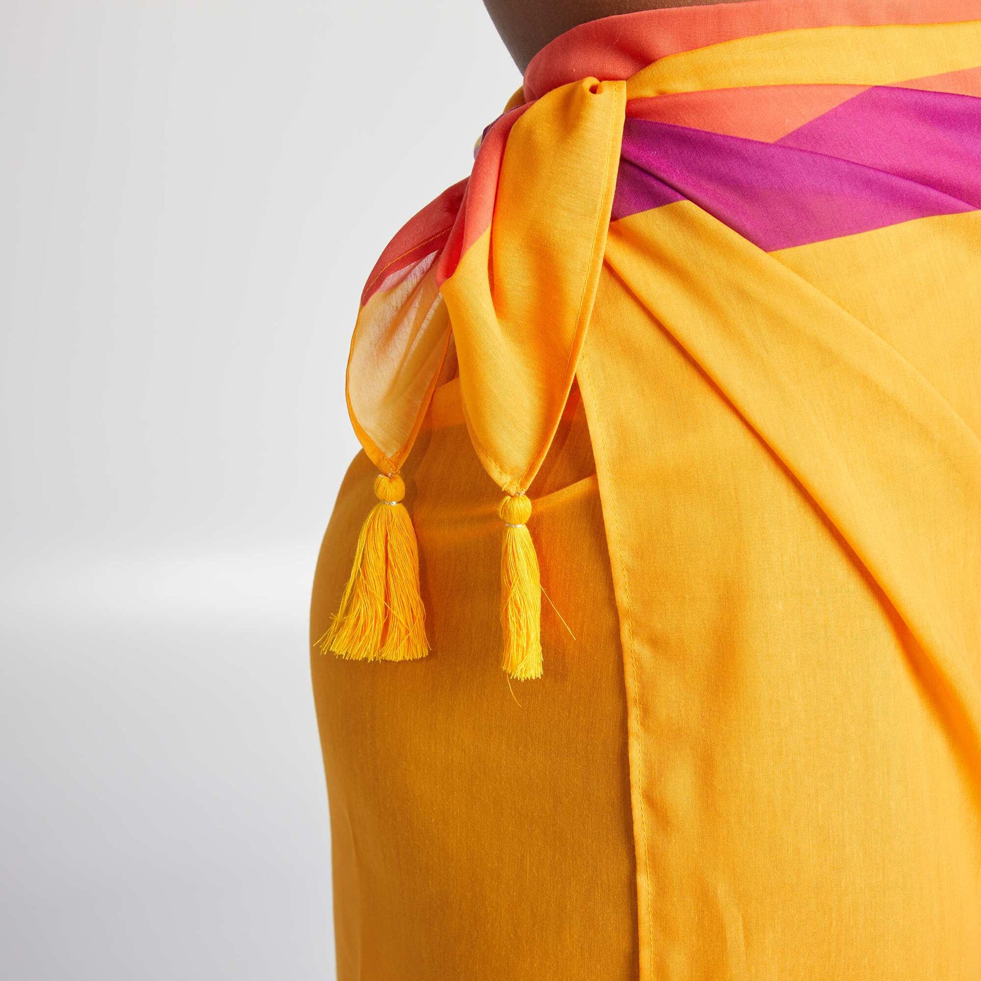 Paréo avec pompons àla base JAUNE