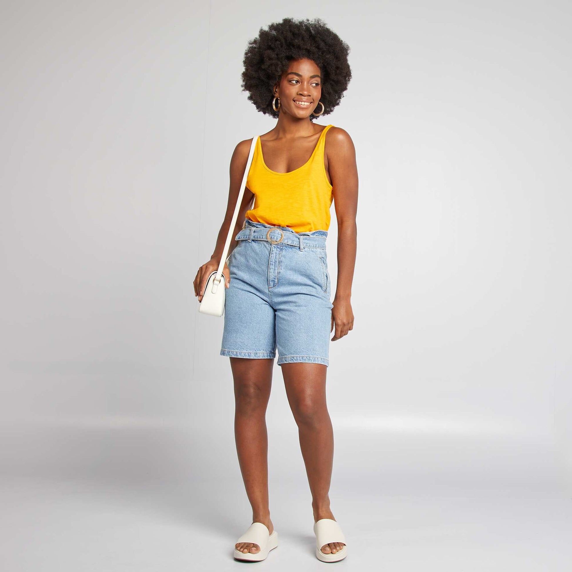 Short court en denim avec ceinture à boucle BLEU