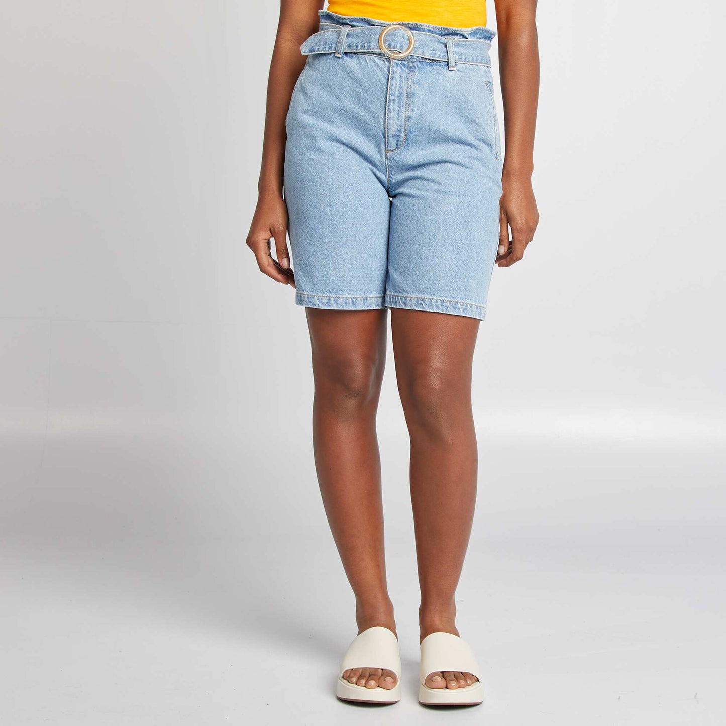 Short court en denim avec ceinture à boucle BLEU