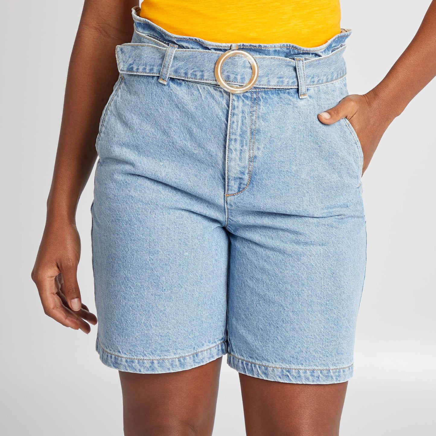 Short court en denim avec ceinture à boucle BLEU