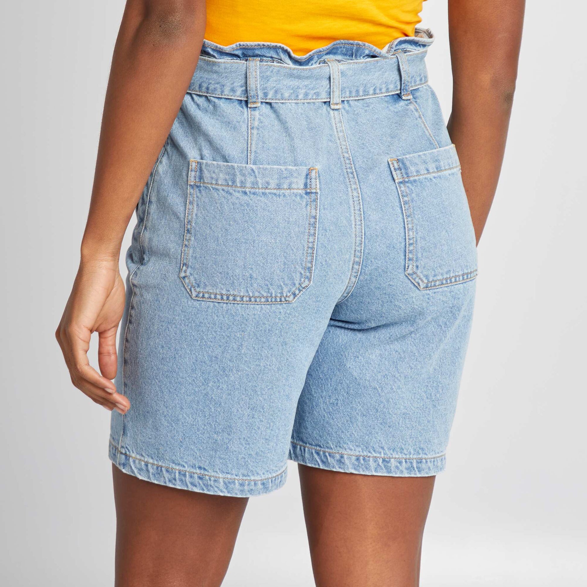 Short court en denim avec ceinture à boucle BLEU