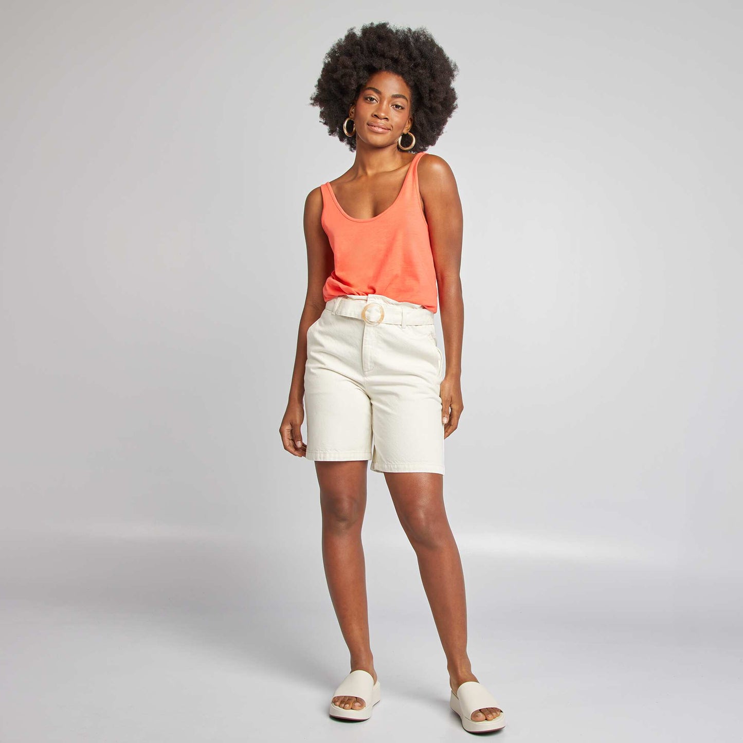 Short court en denim avec ceinture à boucle BLANC