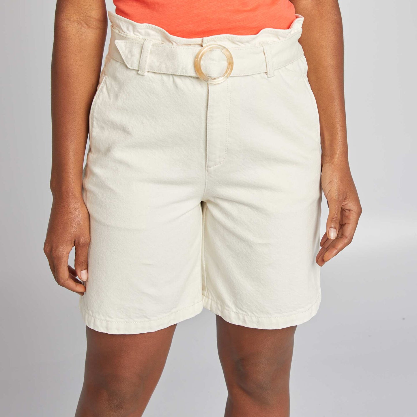 Short court en denim avec ceinture à boucle BLANC