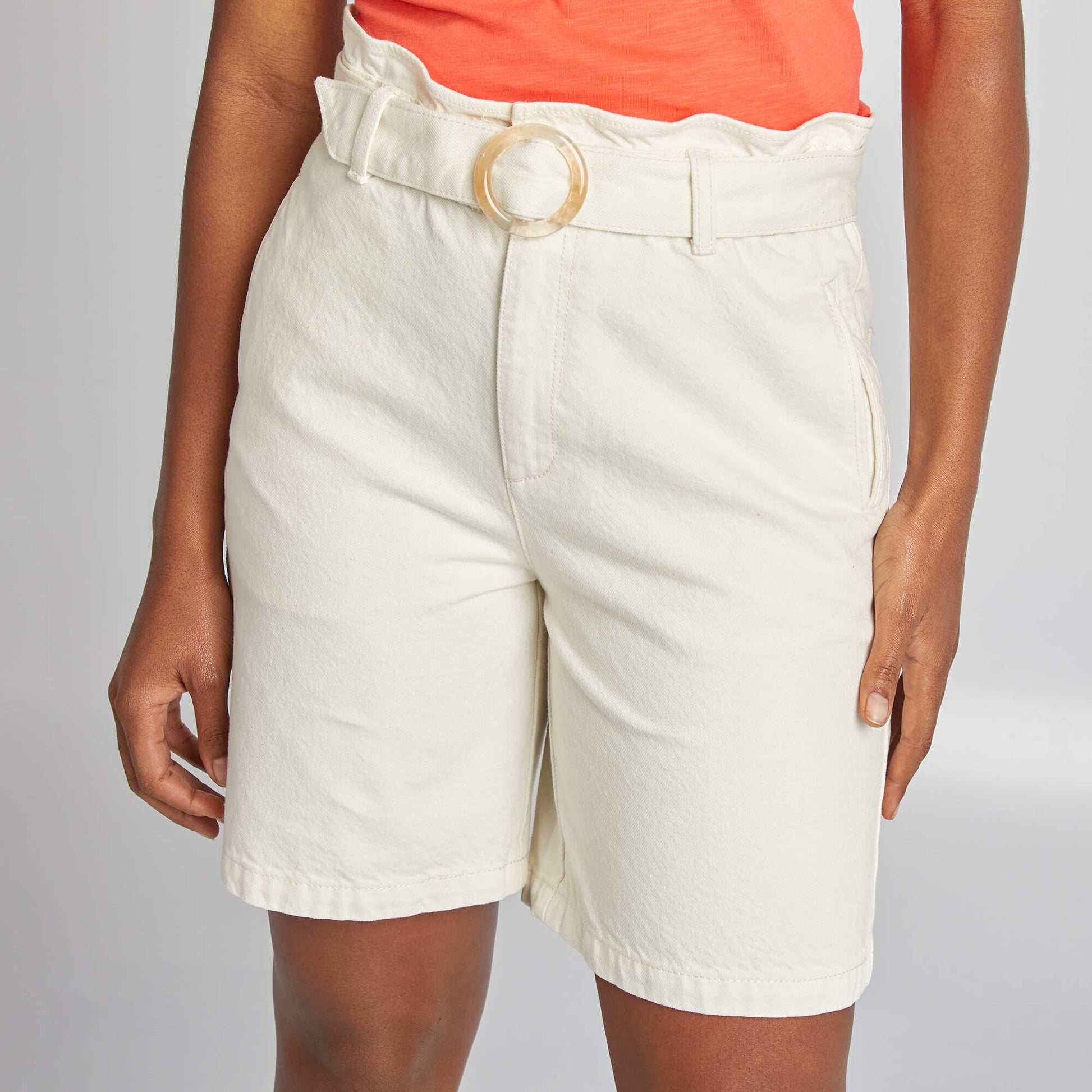 Short court en denim avec ceinture à boucle BLANC
