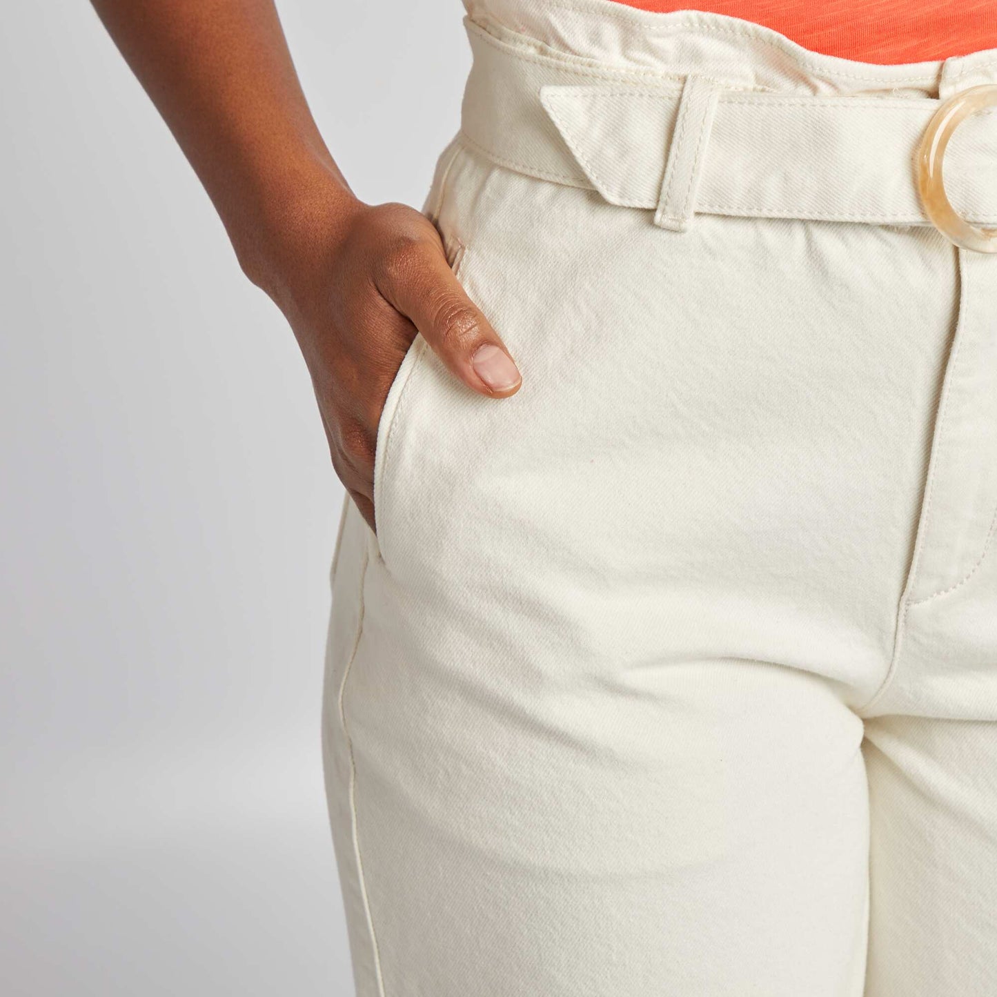 Short court en denim avec ceinture à boucle BLANC