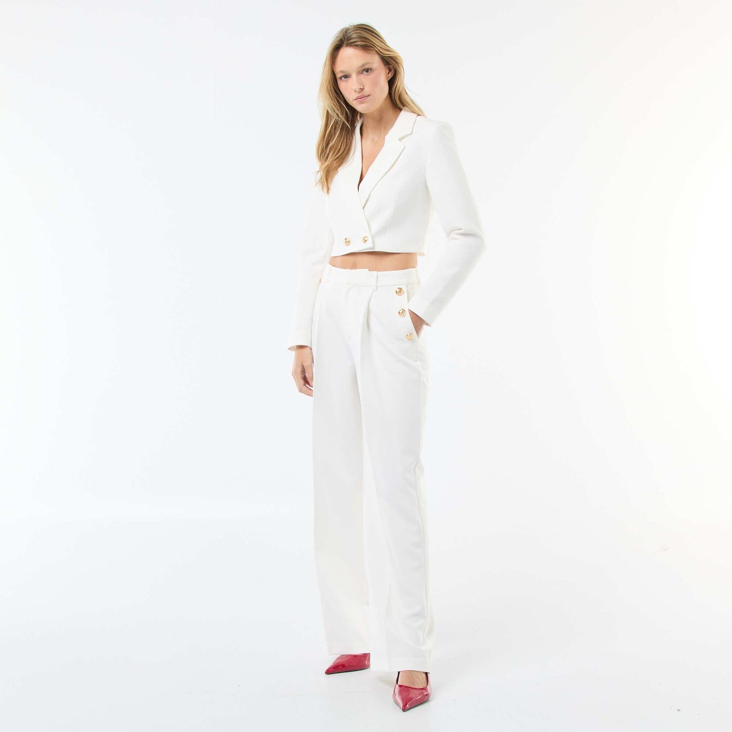 Veste de tailleur courte avec boutons dorés BEIGE