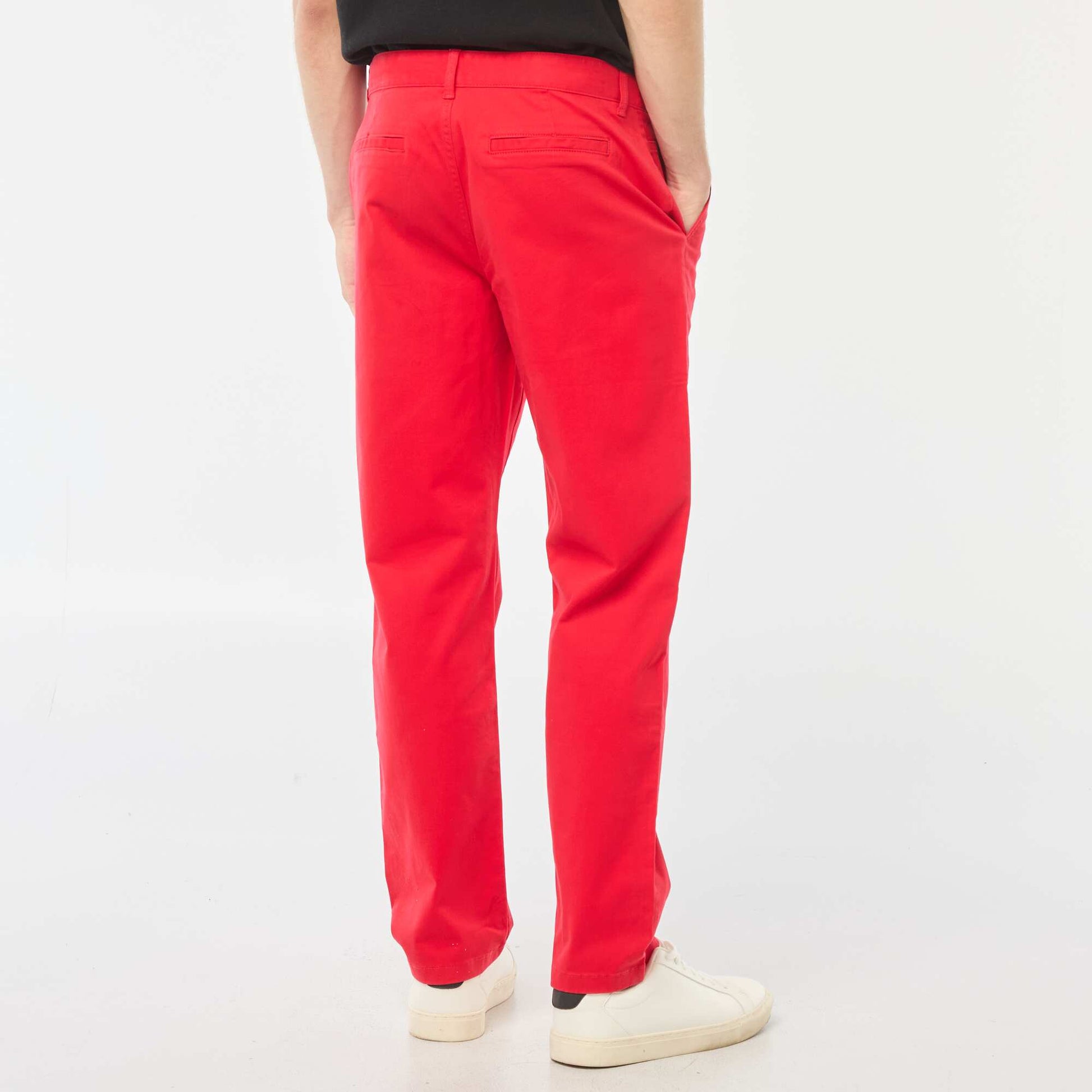 Pantalon chino uni avec revers à la base ROUGE