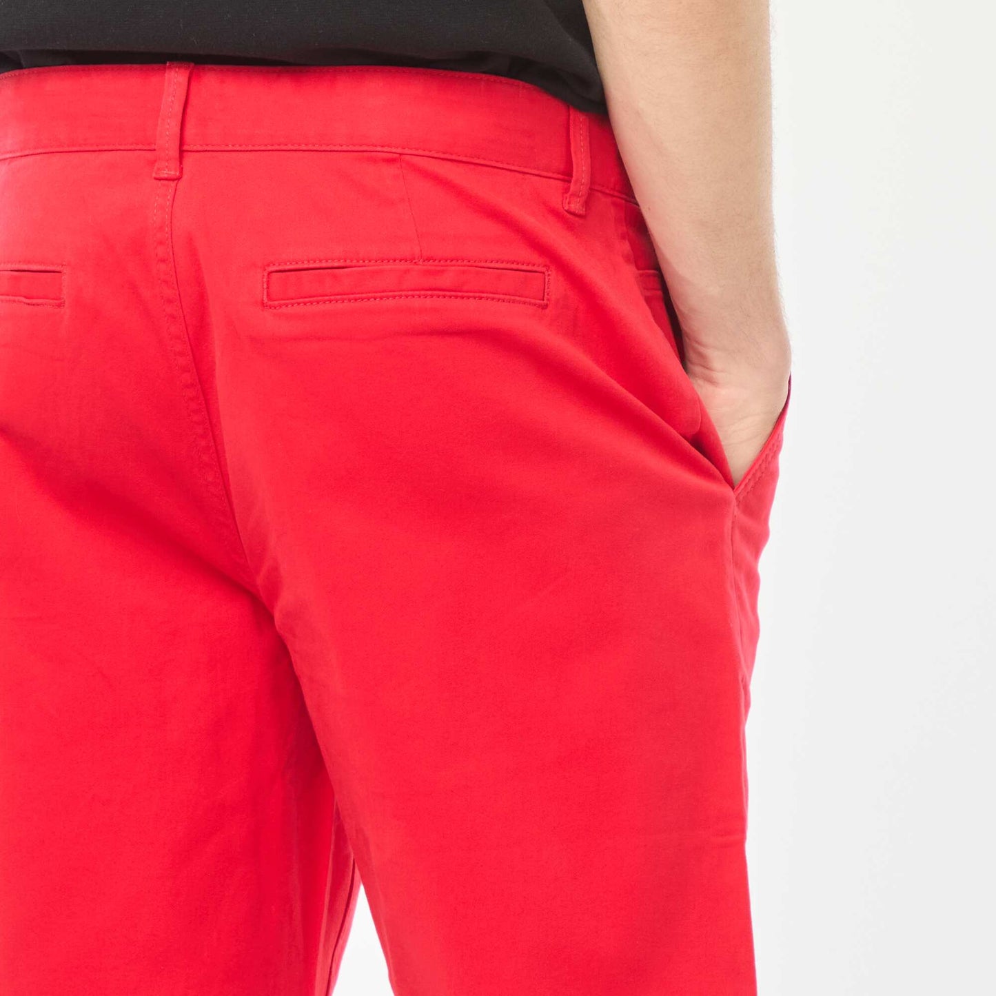 Pantalon chino uni avec revers à la base ROUGE