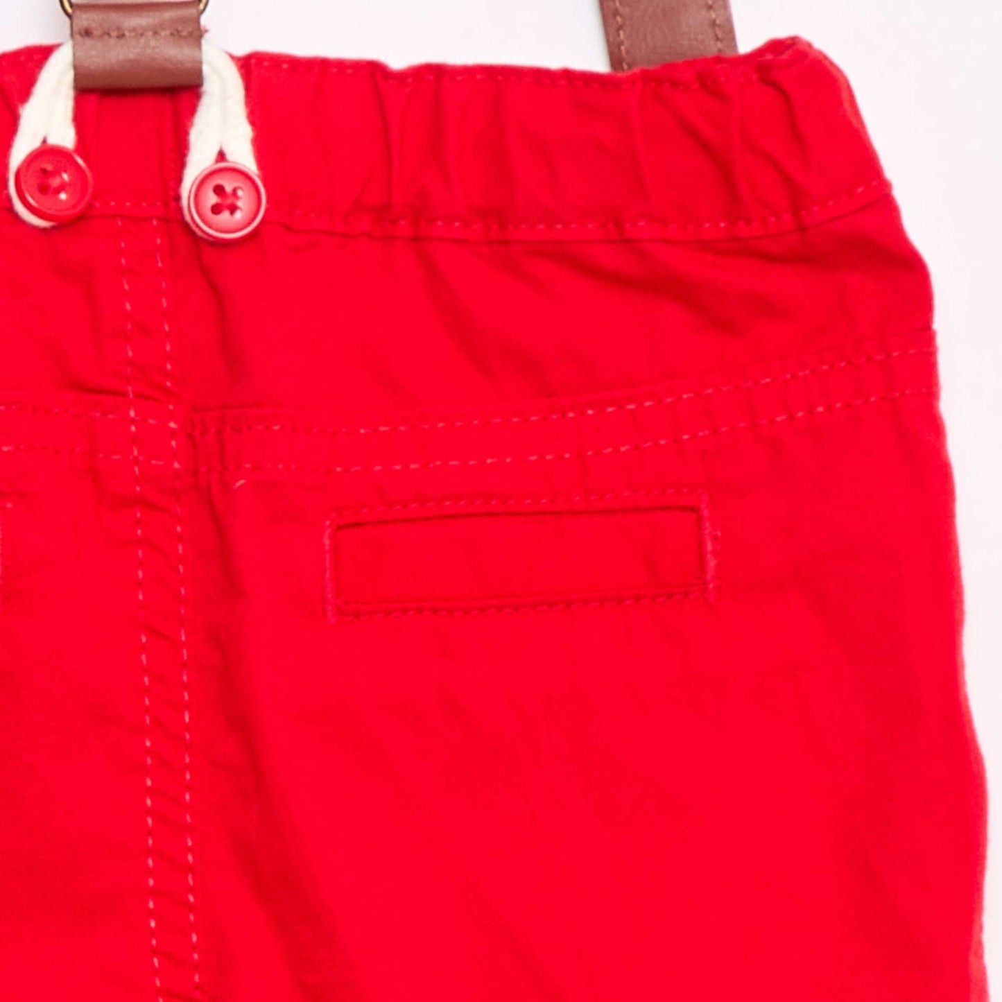 Chino à bretelles amovibles en twill ROUGE
