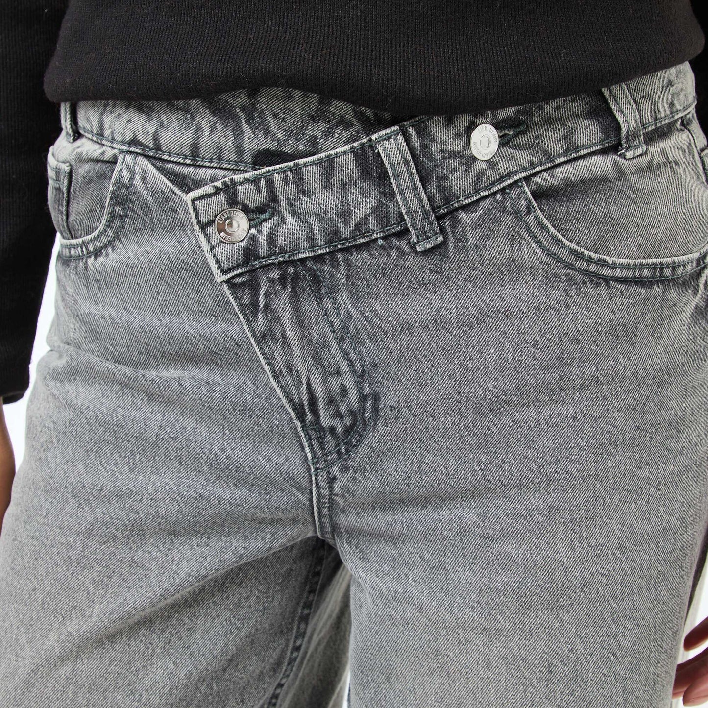 Jean large avec double ouverture boutonnée GRIS