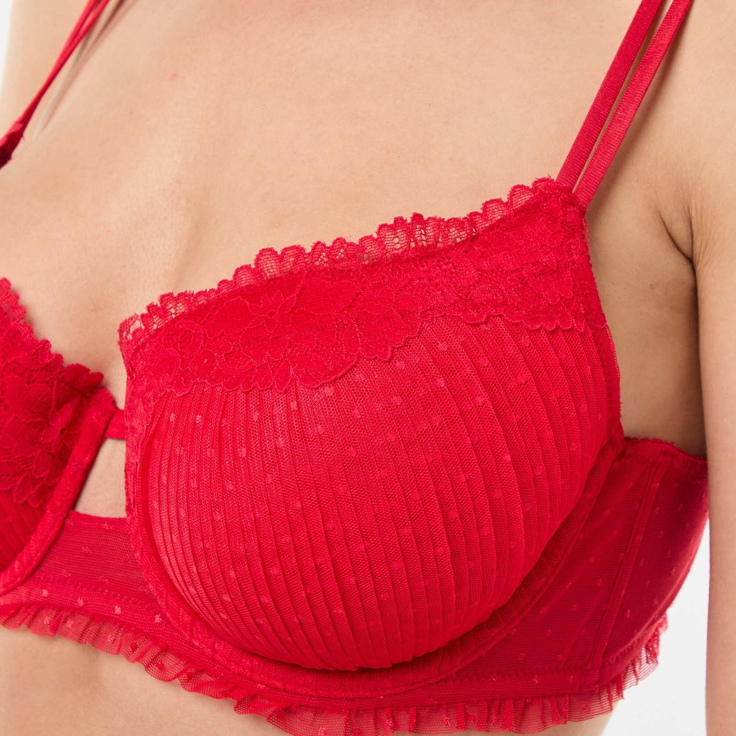 Soutien-gorge corbeille emboîtant en dentelle ROUGE
