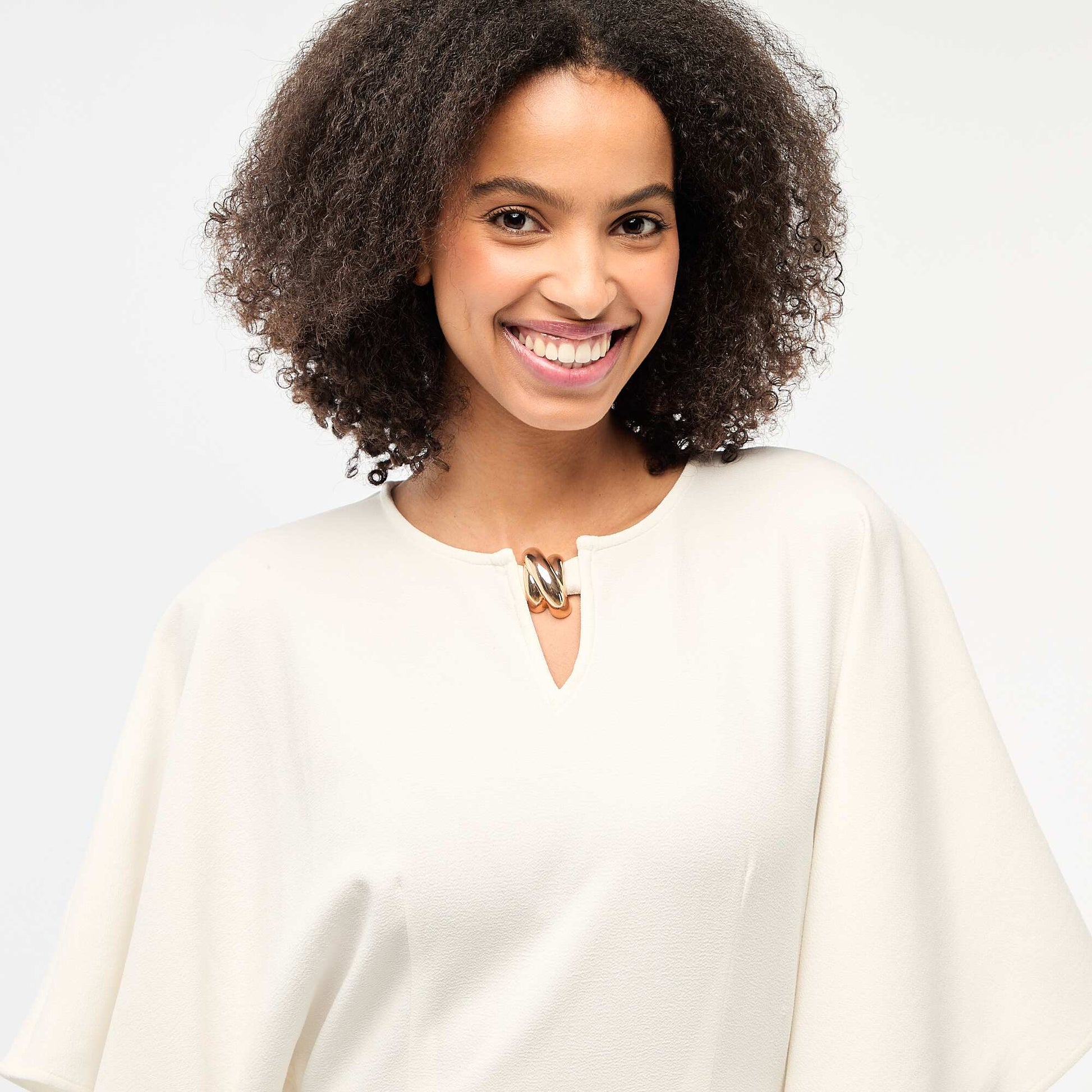 Robe longue crêpée avec bijou doré BLANC