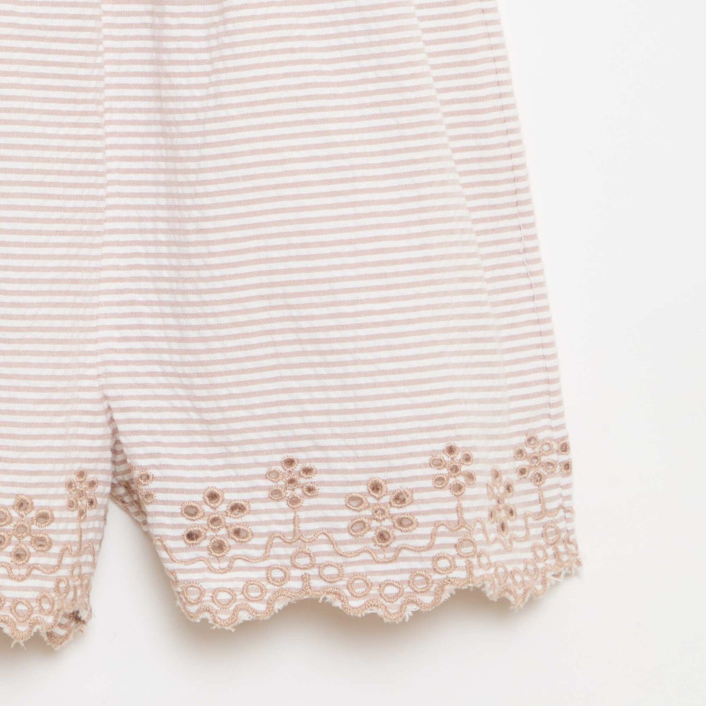 Combinaison short rayée en seersucker avec smock et broderies BEIGE
