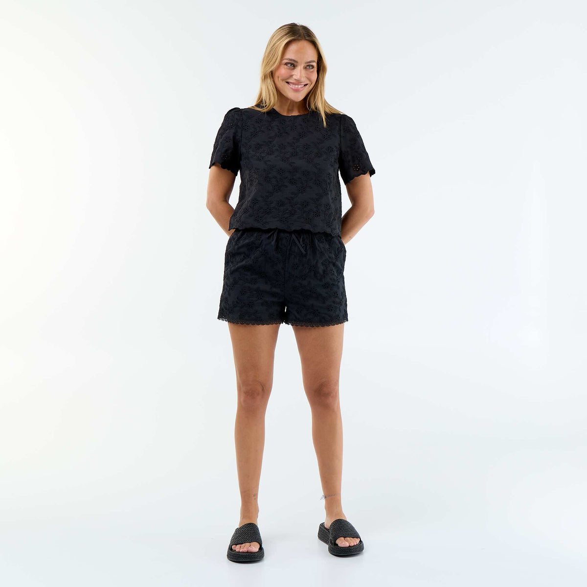 Top manches courtes broderies anglaises en coton uni NOIR