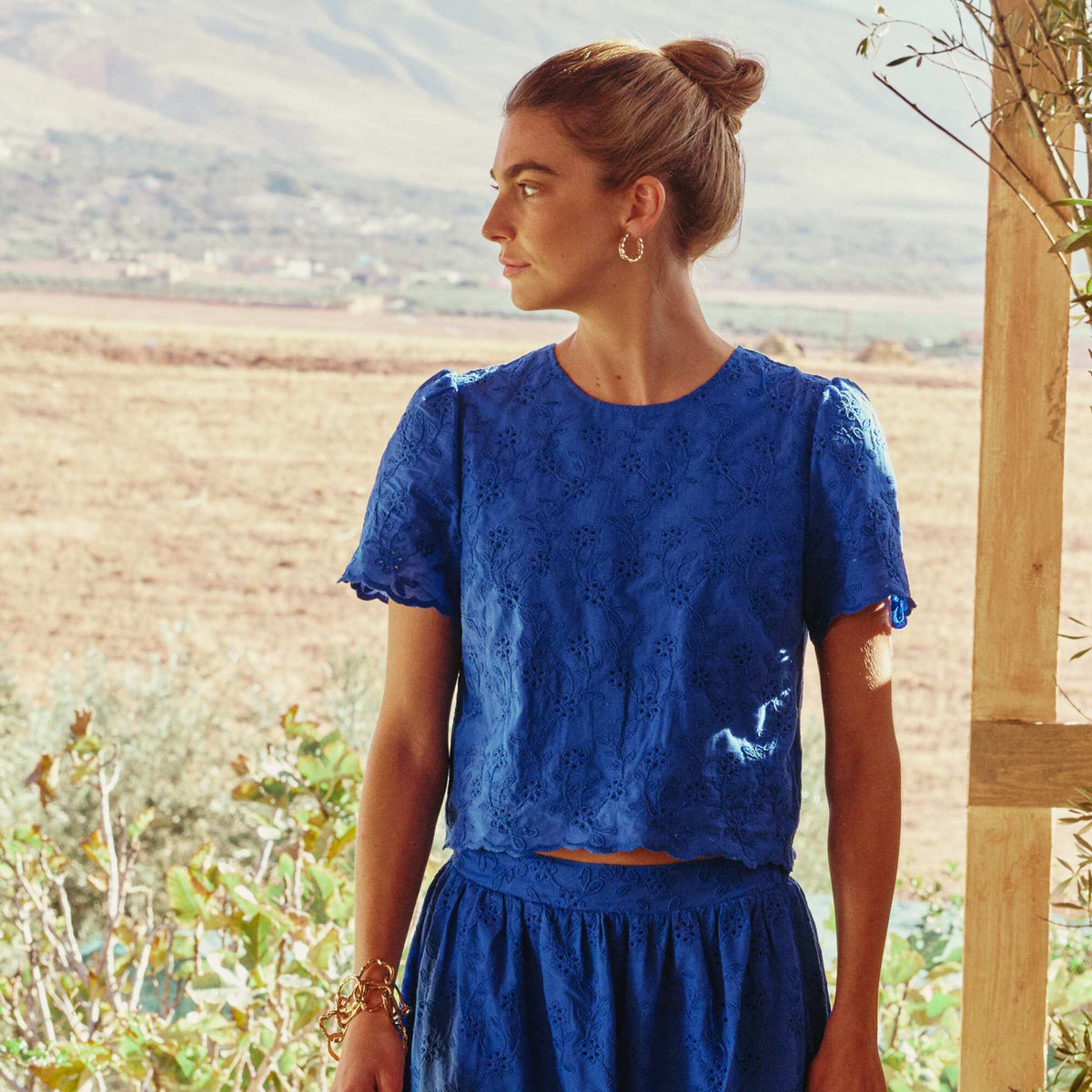 Top manches courtes broderies anglaises en coton uni BLEU