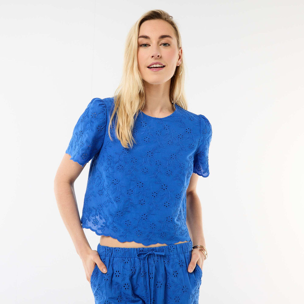 Top manches courtes broderies anglaises en coton uni BLEU