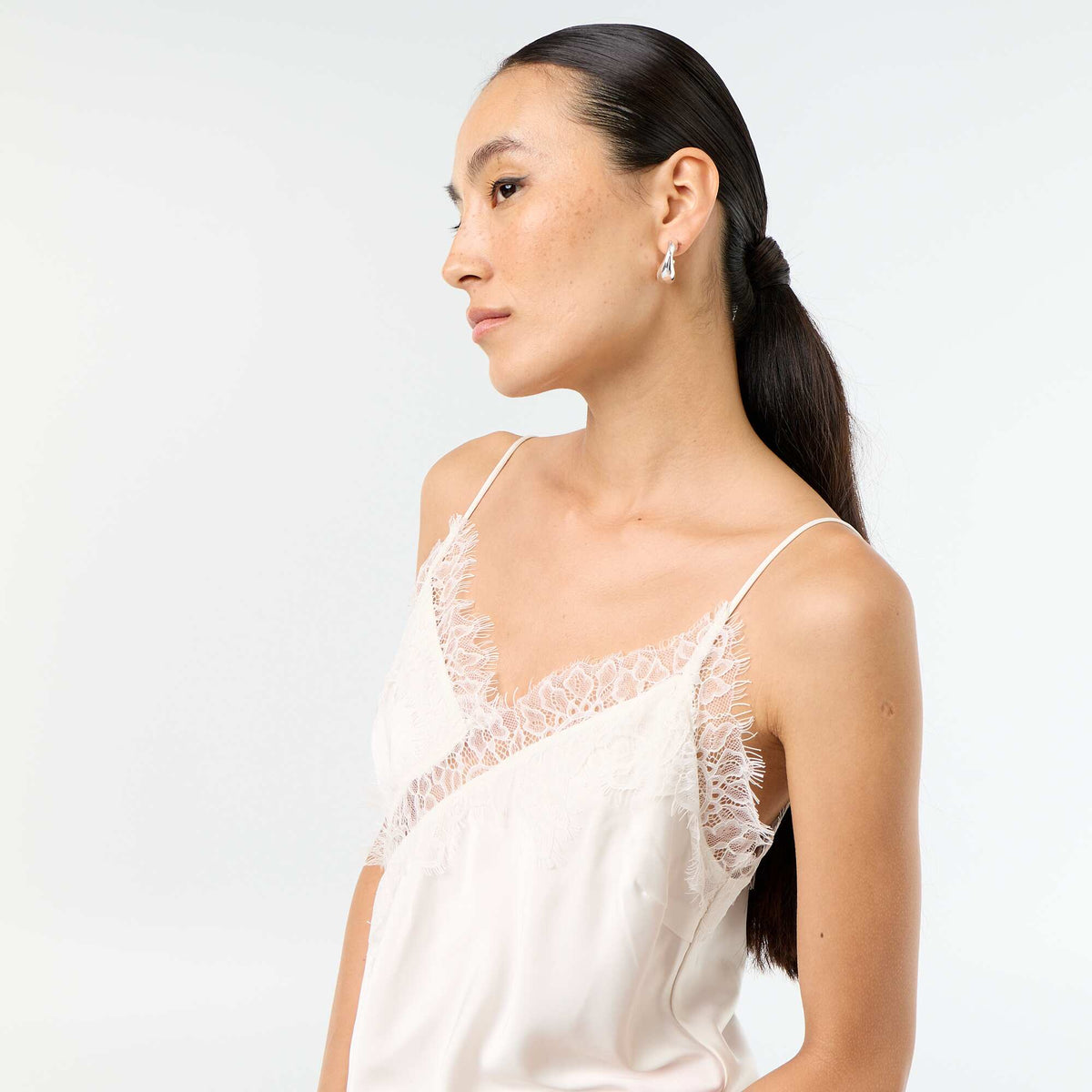 Top satiné asymétrique avec dentelle BLANC