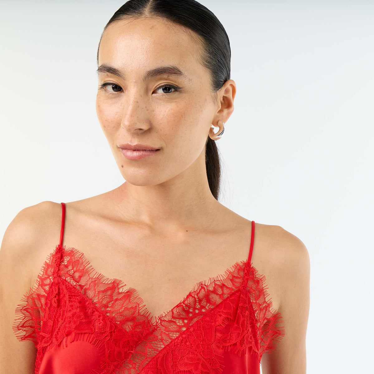 Top satiné asymétrique avec dentelle ROUGE