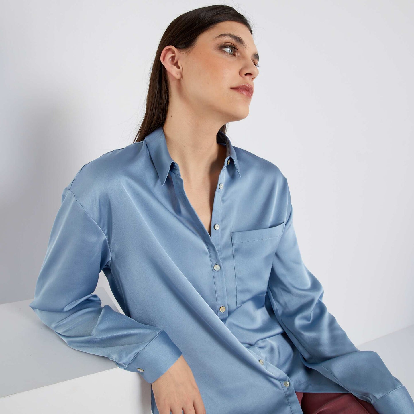 Chemise longue satinée bleu denim