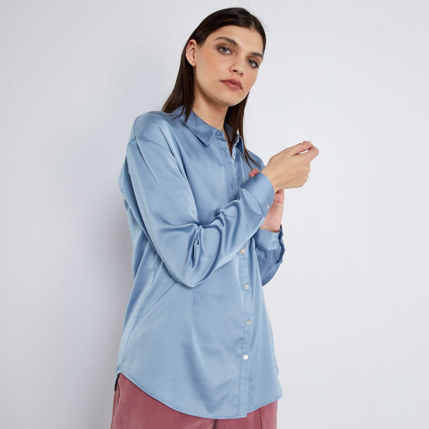 Chemise longue satinée bleu denim