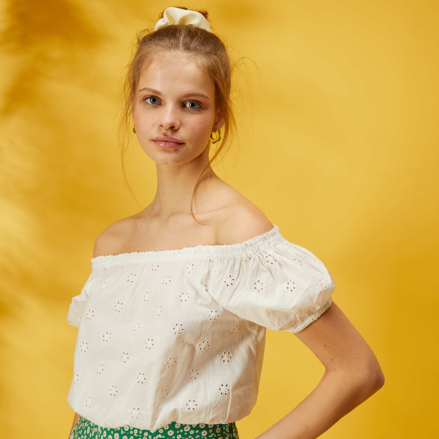 Crop-top fantaisie avec broderie blanc