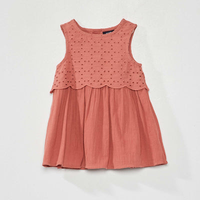 Rove avec broderie anglaise devant Vieux rose