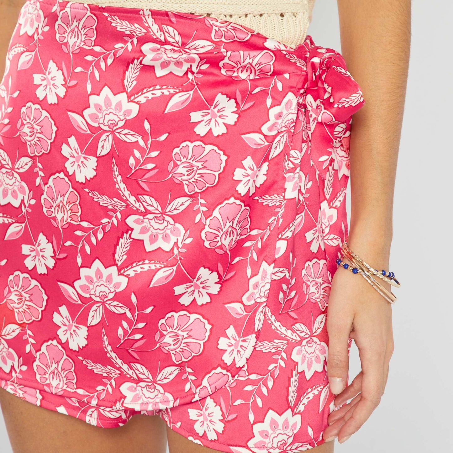 Jupe short satinée avec imprimé Rose