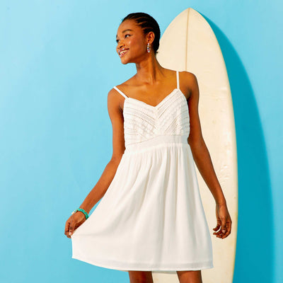 Robe en crépon avec crochet blanc