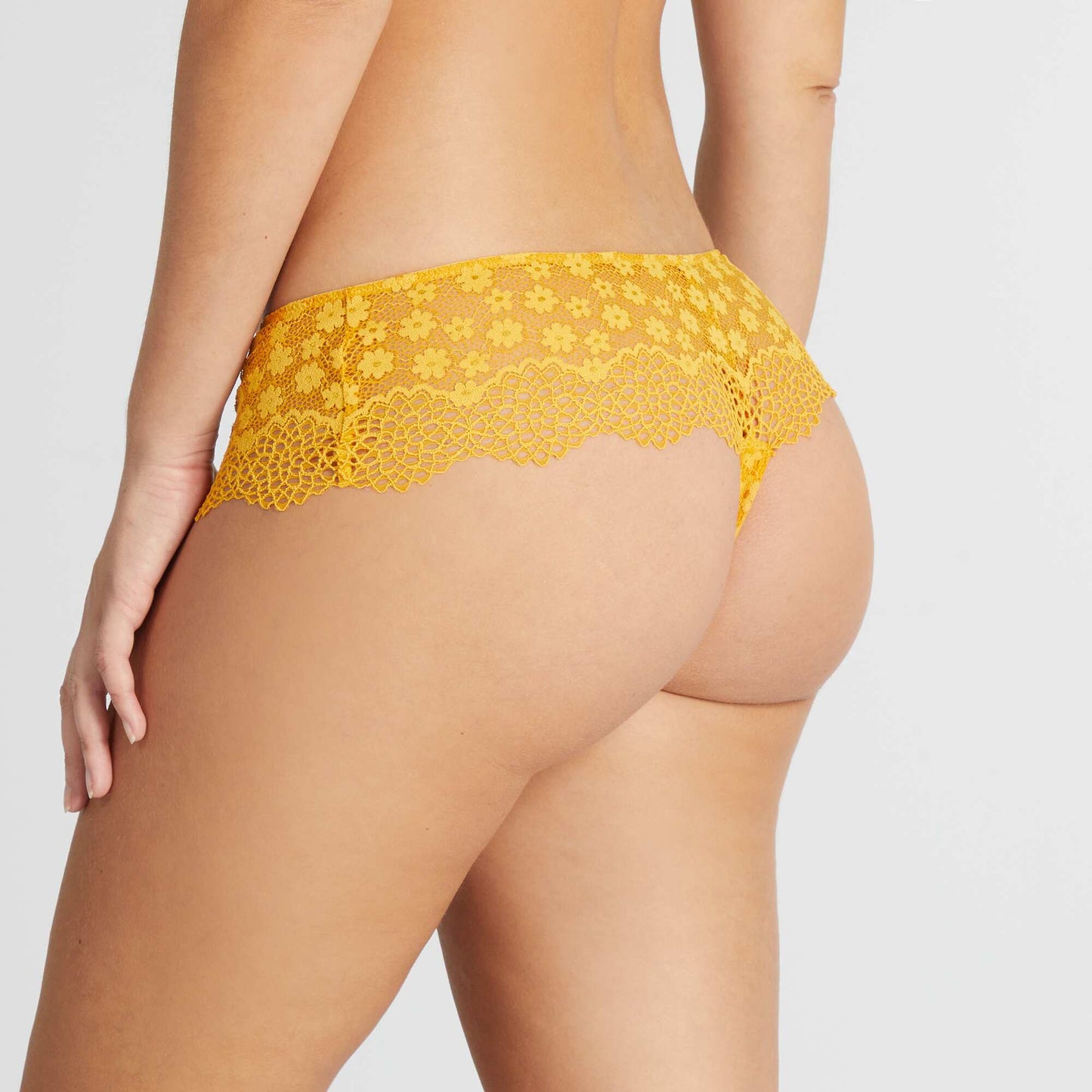 Tanga dentelle fleurie ajourée jaune