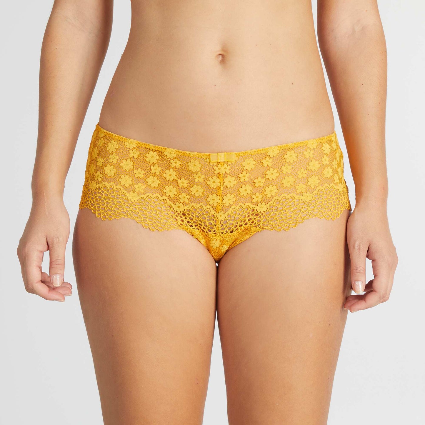 Tanga dentelle fleurie ajourée jaune