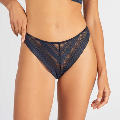 Tanga tout en dentelle bleu marine